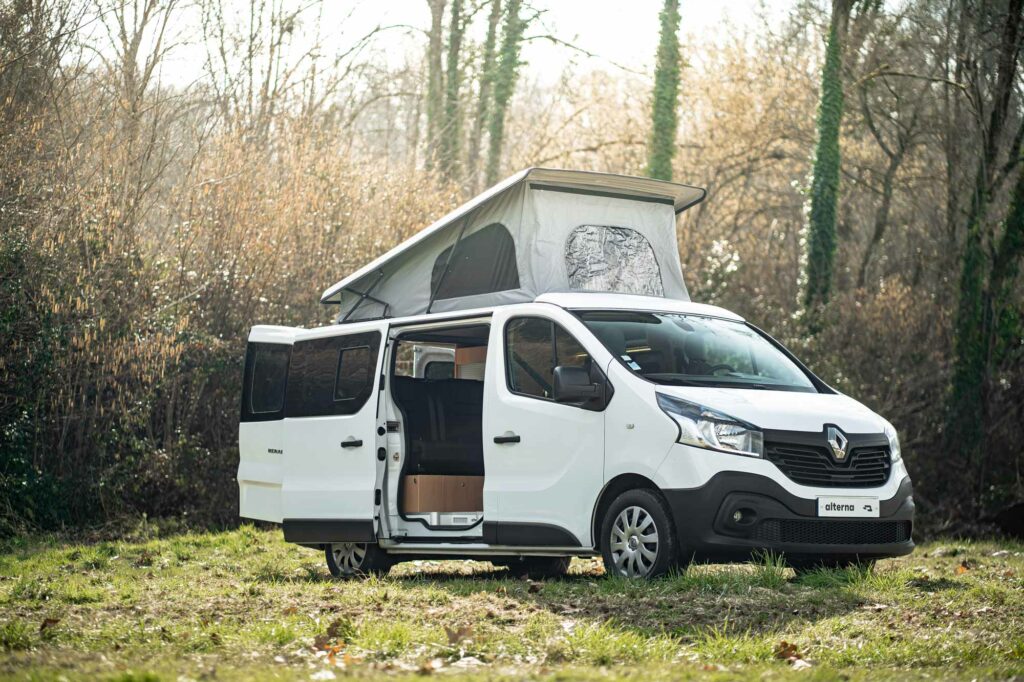 aménagement de véhicule sur mesure de type van avec toit relevable
