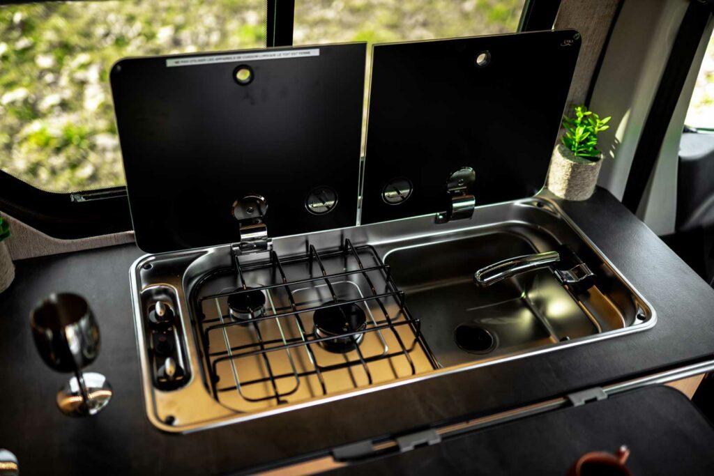 Renault Trafic aménagé avec cuisine à gaz