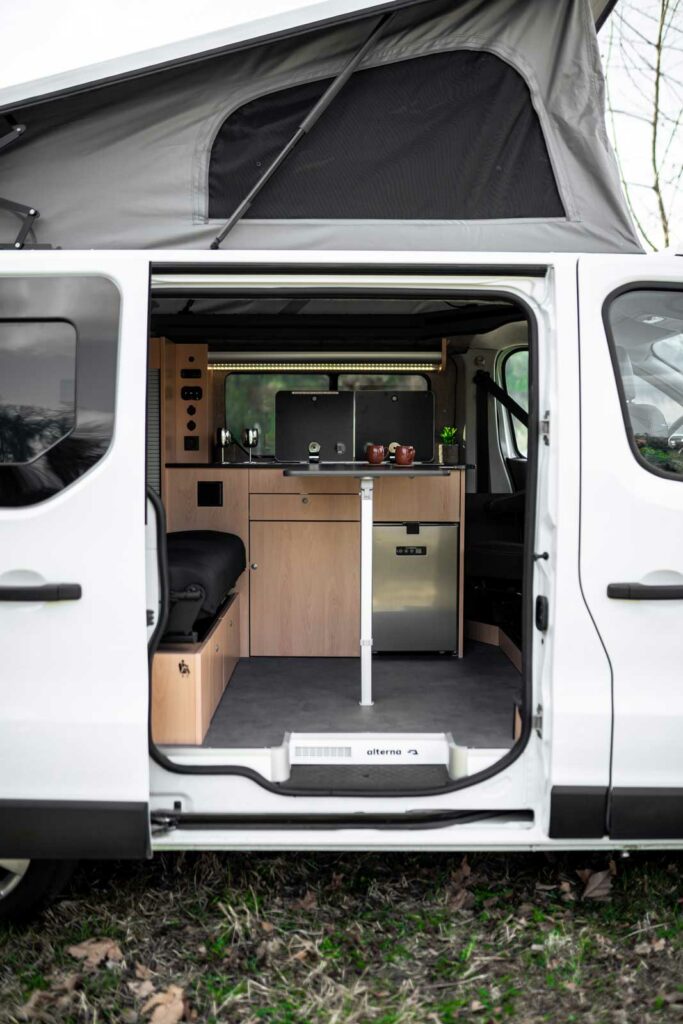 Renault Trafic aménagé salle à manger
