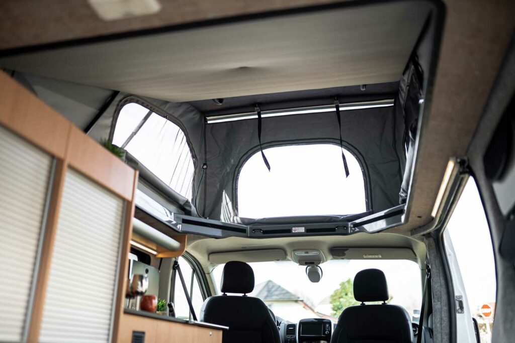 Renault Trafic aménagé avec toit relevable
