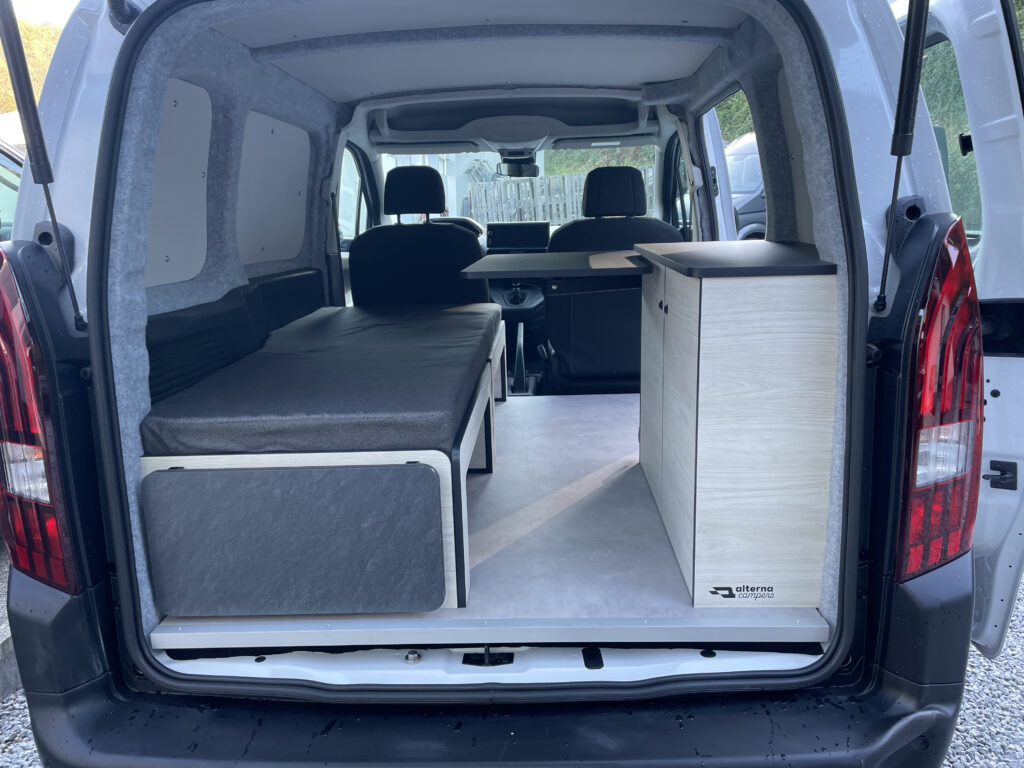 peugeot-partner-l1h1-micro-camper-04-table