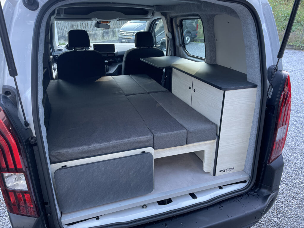 peugeot-partner-l1h1-micro-camper-07-couchage-deploye