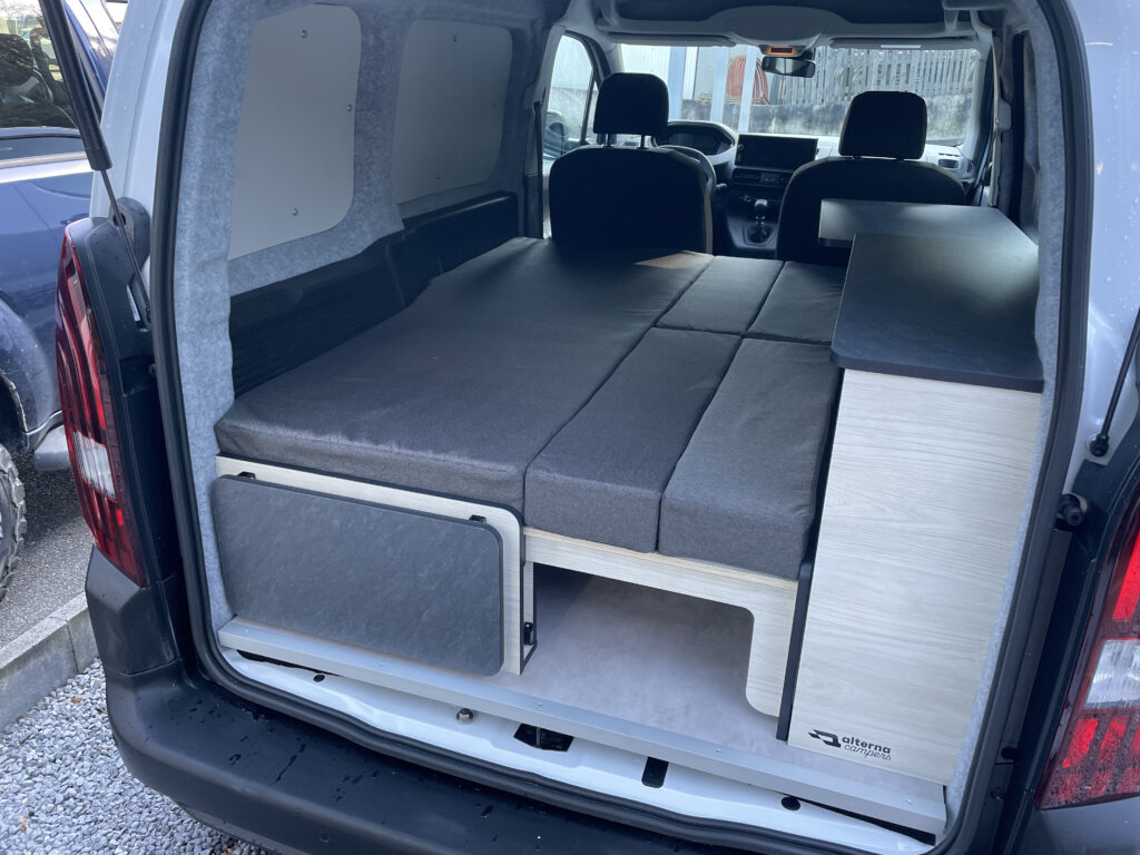 peugeot-partner-l1h1-micro-camper-08-couchage-complet