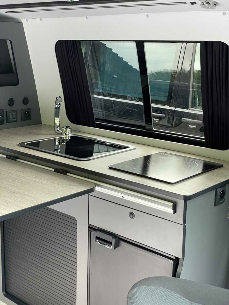 volkswagen-transporter-t6-l2h1-sobriete-esthetisme-01-cuisine