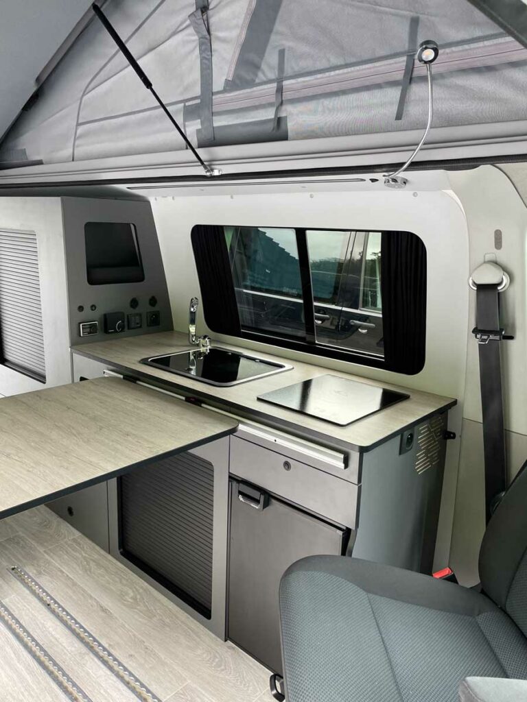 volkswagen-transporter-t6-l2h1-sobriete-esthetisme-02-plan-de-travail