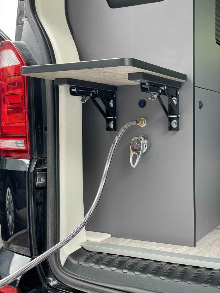 volkswagen-transporter-t6-l2h1-sobriete-esthetisme-10-douchette-exterieure