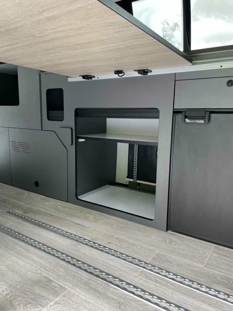 volkswagen-transporter-t6-l2h1-sobriete-esthetisme-11-armoire